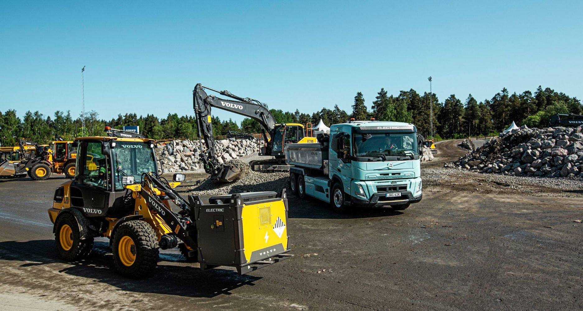 Neben der Modernisierung seines konventionellen Angebots setzt Volvo CE sein Versprechen fort, die Industrie hin zu einem fossilfreien Bauwesen zu führen, und präsentiert mehrere spannende elektrische Neuerungen im mittleren Maschinensegment.
